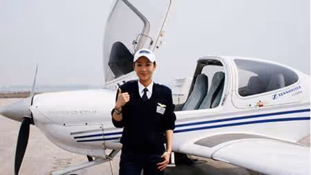 她分手小3歲男友,卻嫁大21歲富商,婚後生子老公給她買飛機!