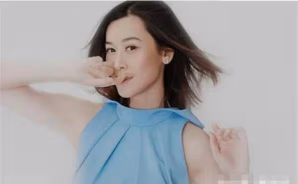 她嫁給大12歲二婚老公,33歲為愛退出娛樂圈,如今兒女雙全!