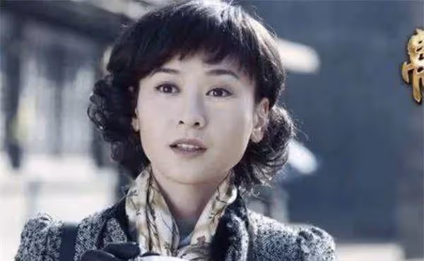 她嫁給大12歲二婚老公,33歲為愛退出娛樂圈,如今兒女雙全!