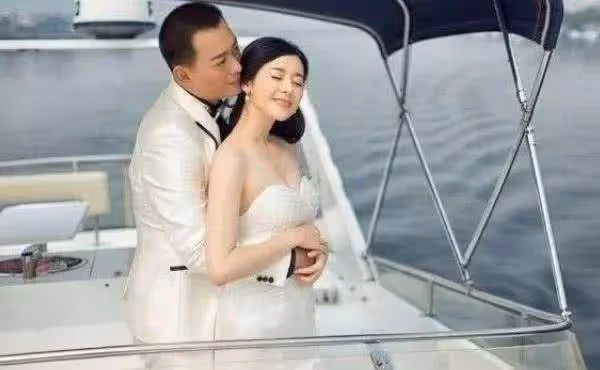 她嫁給大12歲二婚老公,33歲為愛退出娛樂圈,如今兒女雙全!
