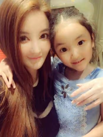 她3次登上舞台,被老公家暴多次流產,如今老公還不忠誠分手了她!