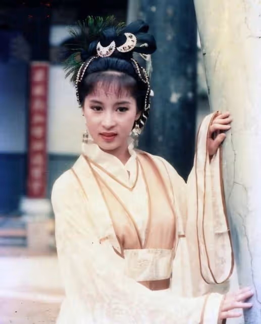 戀上樑朝偉被辜負，39歲嫁入豪門，​結婚多年不生育仍獲老公寵愛