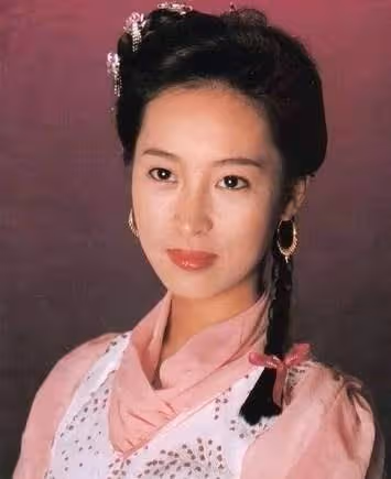 戀上樑朝偉被辜負，39歲嫁入豪門，​結婚多年不生育仍獲老公寵愛