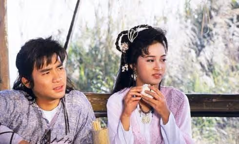 戀上樑朝偉被辜負，39歲嫁入豪門，​結婚多年不生育仍獲老公寵愛