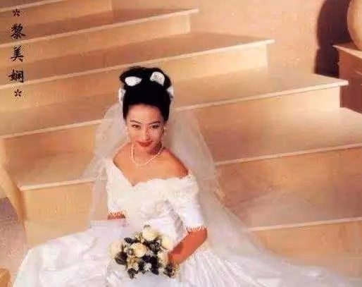 戀上樑朝偉被辜負,39歲嫁入豪門,結婚多年不生育仍獲老公寵愛