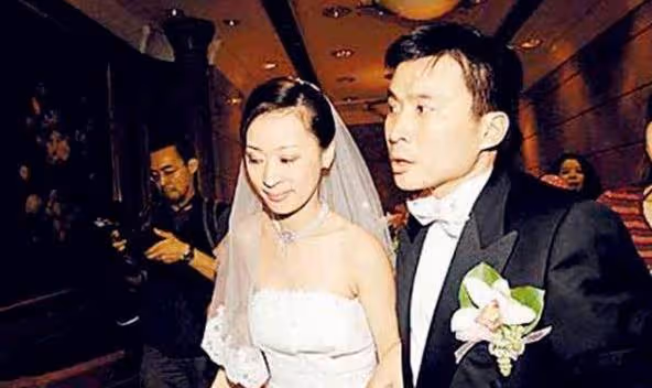 戀上樑朝偉被辜負,39歲嫁入豪門,結婚多年不生育仍獲老公寵愛