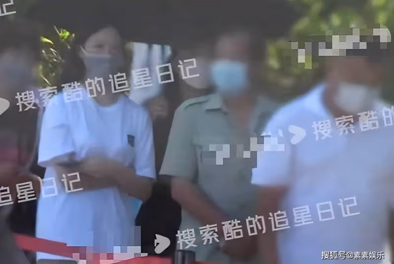 許魏洲當爸，和老婆張聖櫻抱孩子出街，保姆攙扶女方幫忙撐傘