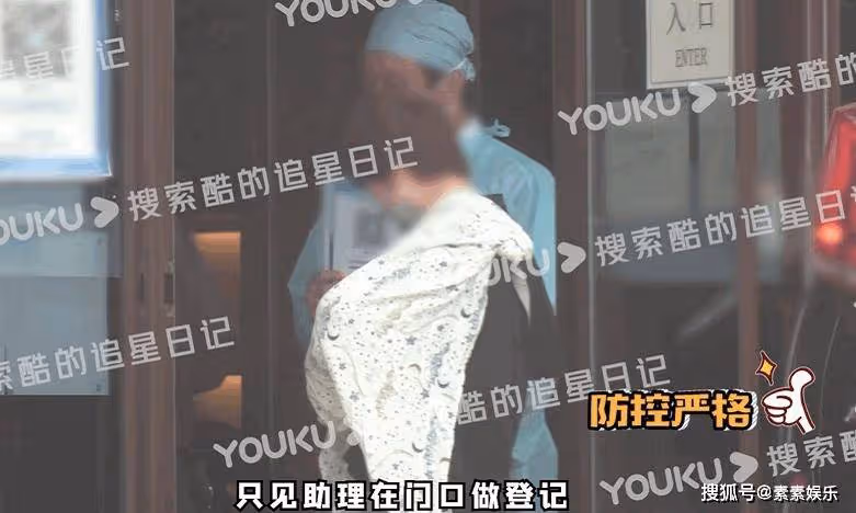 許魏洲當爸，和老婆張聖櫻抱孩子出街，保姆攙扶女方幫忙撐傘