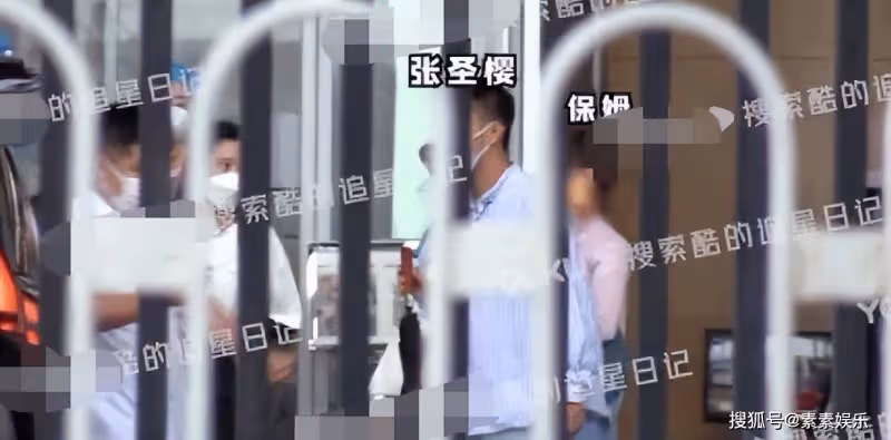 許魏洲當爸，和老婆張聖櫻抱孩子出街，保姆攙扶女方幫忙撐傘