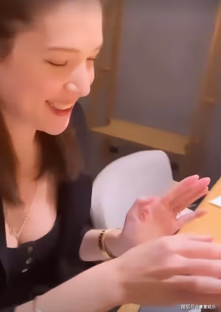 許瑋甯過38歲生日,邱澤點蠟燭慶祝好溫馨,許瑋甯幸福地笑個不停