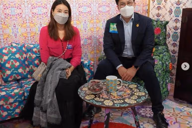 霍啟剛帶郭晶晶參加設計展，郭晶晶小鳥依人和老公一起划龍舟