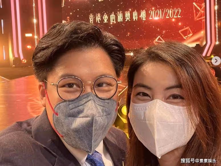 霍啟剛帶郭晶晶參加設計展,郭晶晶小鳥依人和老公一起划龍舟
