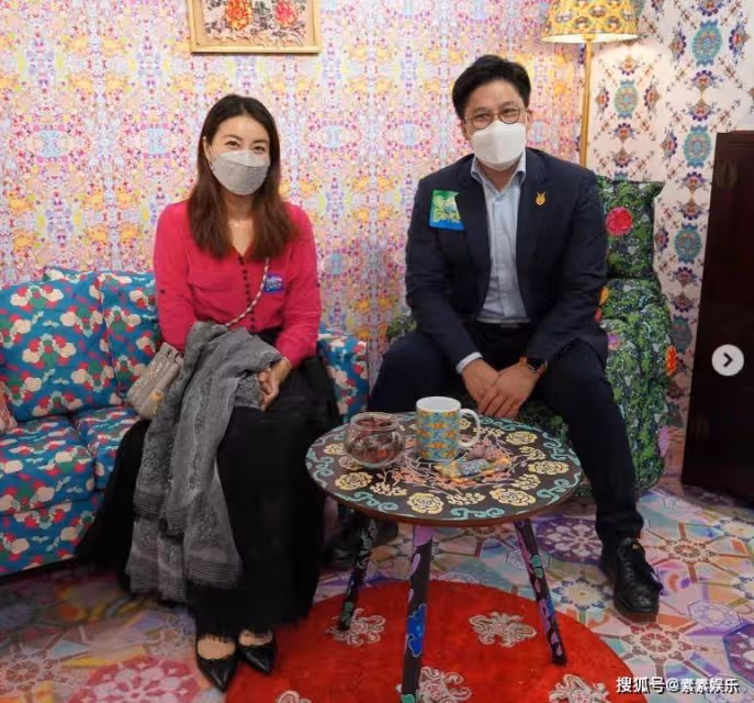 霍啟剛帶郭晶晶參加設計展,郭晶晶小鳥依人和老公一起划龍舟