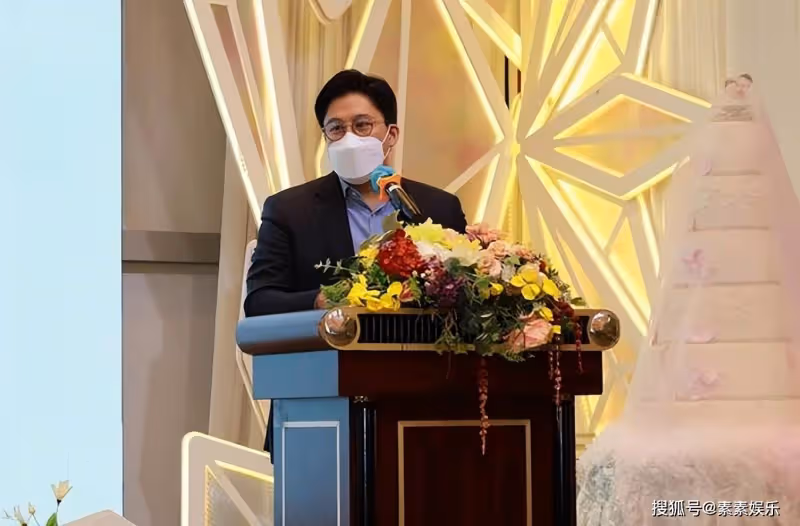 霍啟剛帶郭晶晶參加設計展,郭晶晶小鳥依人和老公一起划龍舟