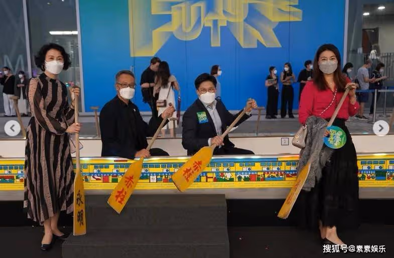 霍啟剛帶郭晶晶參加設計展,郭晶晶小鳥依人和老公一起划龍舟