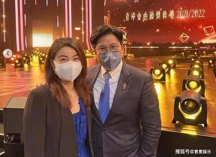 霍啟剛帶郭晶晶參加設計展,郭晶晶小鳥依人和老公一起划龍舟