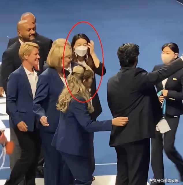 霍啟剛帶郭晶晶參加設計展,郭晶晶小鳥依人和老公一起划龍舟