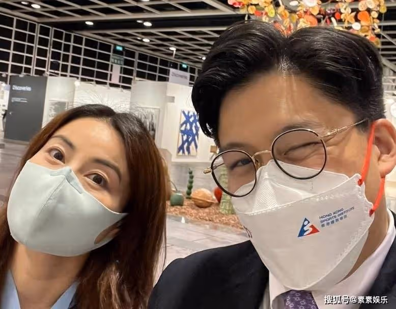 霍啟剛帶郭晶晶參加設計展,郭晶晶小鳥依人和老公一起划龍舟