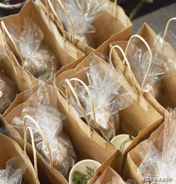 洗米嫂獨自喝下午茶,靜待老公的判決,刑期是她最擔心的問題