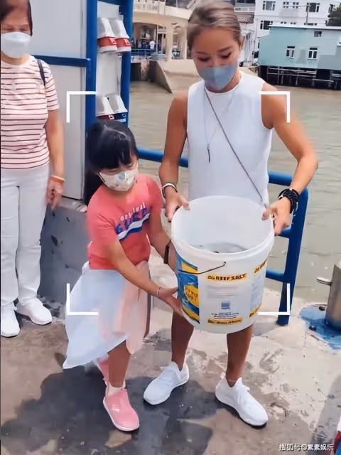 洗米嫂獨自喝下午茶,靜待老公的判決,刑期是她最擔心的問題