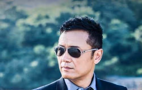「三哥」苗僑偉，和嬌妻戚美珍結婚30年，恩愛如初未曾鬧過緋聞，獨寵妻子一人：這才是愛情最好的模樣