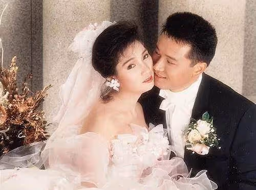 「三哥」苗僑偉，和嬌妻戚美珍結婚30年，恩愛如初未曾鬧過緋聞，獨寵妻子一人：這才是愛情最好的模樣