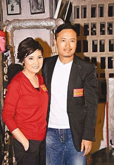 「三哥」苗僑偉，和嬌妻戚美珍結婚30年，恩愛如初未曾鬧過緋聞，獨寵妻子一人：這才是愛情最好的模樣