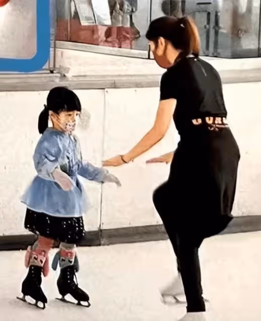 黎明女兒近照曝光!4歲穿公主裙學滑冰太軟萌,濃眉大眼五官復刻爸爸,舉止投足盡顯公主范兒。