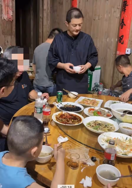 李亞鵬現身農村吃席,喝4元啤酒無架子,被白髮長輩敬酒手足無措