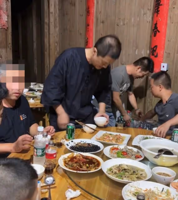 李亞鵬現身農村吃席,喝4元啤酒無架子,被白髮長輩敬酒手足無措