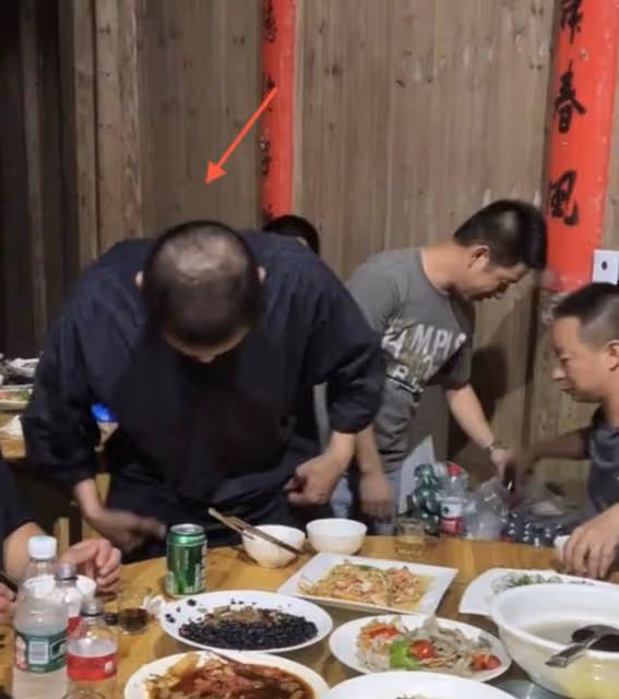 李亞鵬現身農村吃席,喝4元啤酒無架子,被白髮長輩敬酒手足無措
