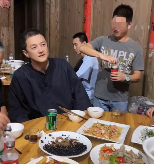 李亞鵬現身農村吃席,喝4元啤酒無架子,被白髮長輩敬酒手足無措