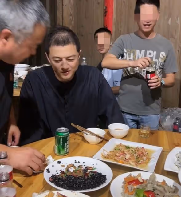 李亞鵬現身農村吃席,喝4元啤酒無架子,被白髮長輩敬酒手足無措