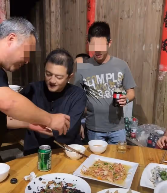 李亞鵬現身農村吃席,喝4元啤酒無架子,被白髮長輩敬酒手足無措