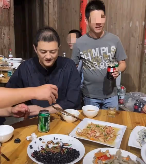 李亞鵬現身農村吃席,喝4元啤酒無架子,被白髮長輩敬酒手足無措
