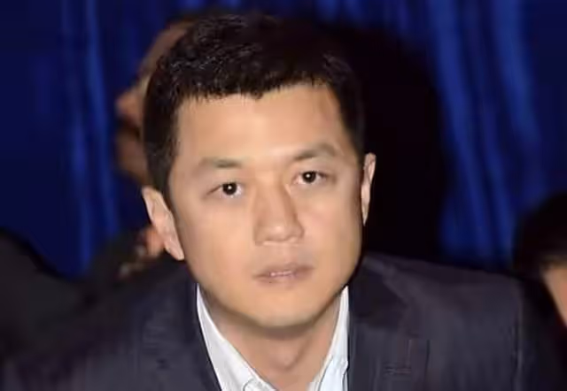 李亞鵬現身農村吃席,喝4元啤酒無架子,被白髮長輩敬酒手足無措