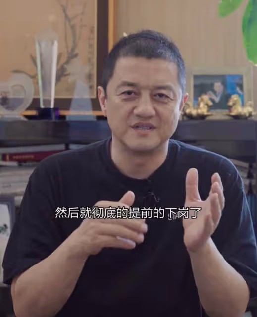 李亞鵬現身農村吃席,喝4元啤酒無架子,被白髮長輩敬酒手足無措