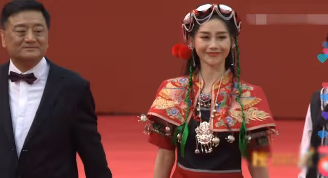 北影節紅毯造型秀:姚晨穿開衩裙肌肉凸出,張天愛深V全場最性感