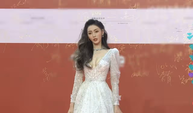 北影節紅毯造型秀:姚晨穿開衩裙肌肉凸出,張天愛深V全場最性感