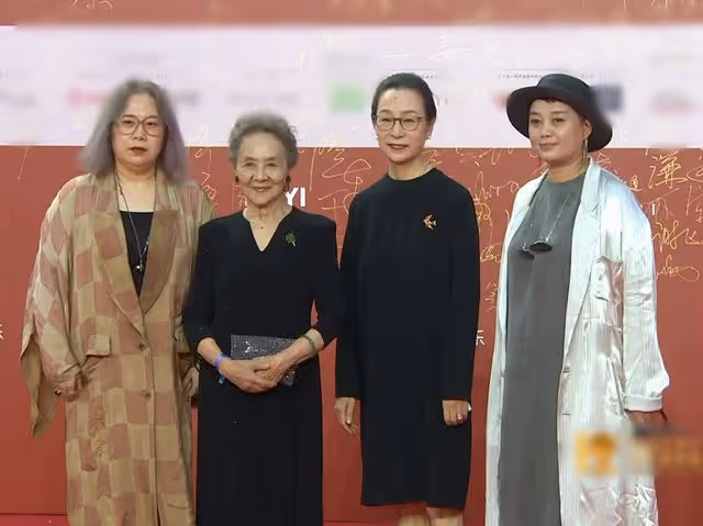 北影節紅毯造型秀:姚晨穿開衩裙肌肉凸出,張天愛深V全場最性感