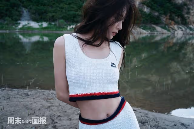 42歲殷桃挑戰深V造型,穿透視上衣露半邊香肩,眼神魅惑風情萬種