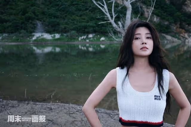42歲殷桃挑戰深V造型,穿透視上衣露半邊香肩,眼神魅惑風情萬種