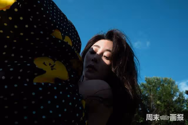 42歲殷桃挑戰深V造型,穿透視上衣露半邊香肩,眼神魅惑風情萬種
