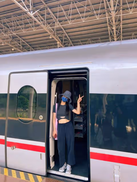 42歲殷桃挑戰深V造型,穿透視上衣露半邊香肩,眼神魅惑風情萬種