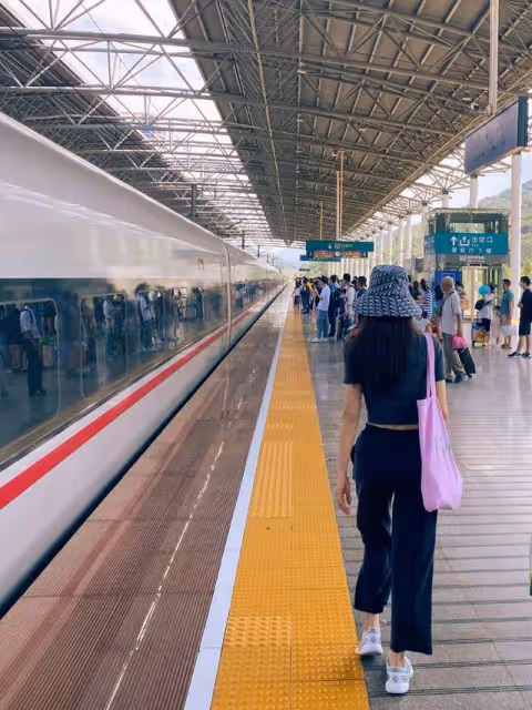 42歲殷桃挑戰深V造型,穿透視上衣露半邊香肩,眼神魅惑風情萬種
