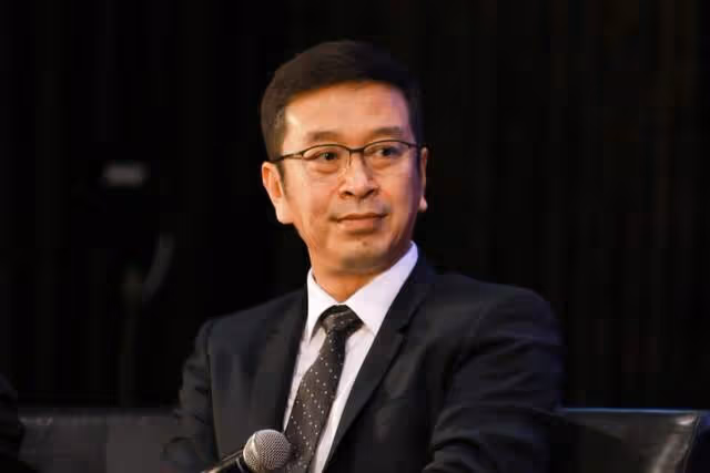42歲殷桃挑戰深V造型,穿透視上衣露半邊香肩,眼神魅惑風情萬種