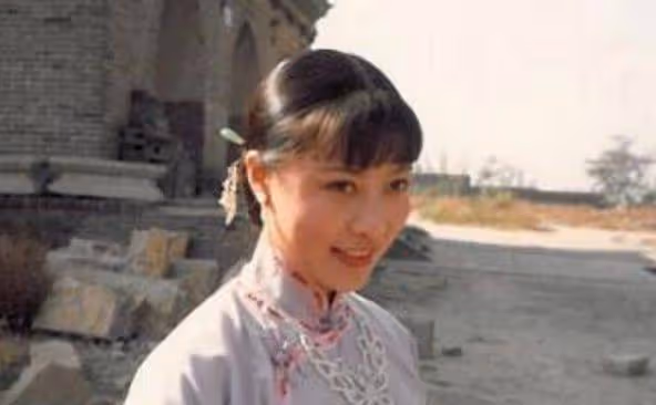 她是最慘影后,生下女兒後患癌被丈夫拋棄,如今女兒被張嘉譯力捧