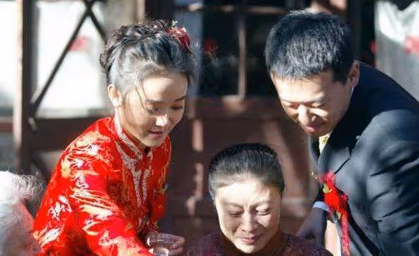 她是最慘影后,生下女兒後患癌被丈夫拋棄,如今女兒被張嘉譯力捧