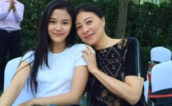 她是最慘影后,生下女兒後患癌被丈夫拋棄,如今女兒被張嘉譯力捧