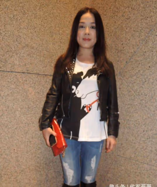 她18歲成名,曾與大8歲富商相戀,如今52歲身家過億卻未婚?